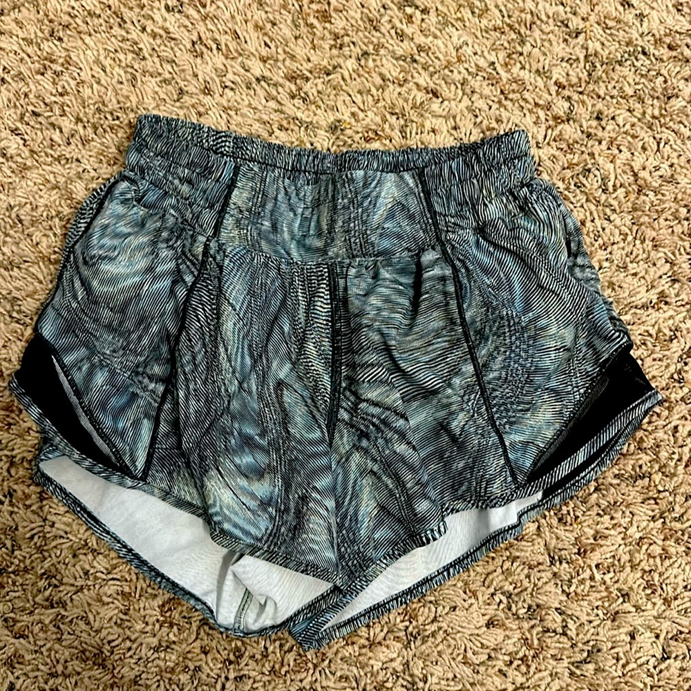 Lululemon low rise lined hotty hots green and black print
Length is 2.5 inches